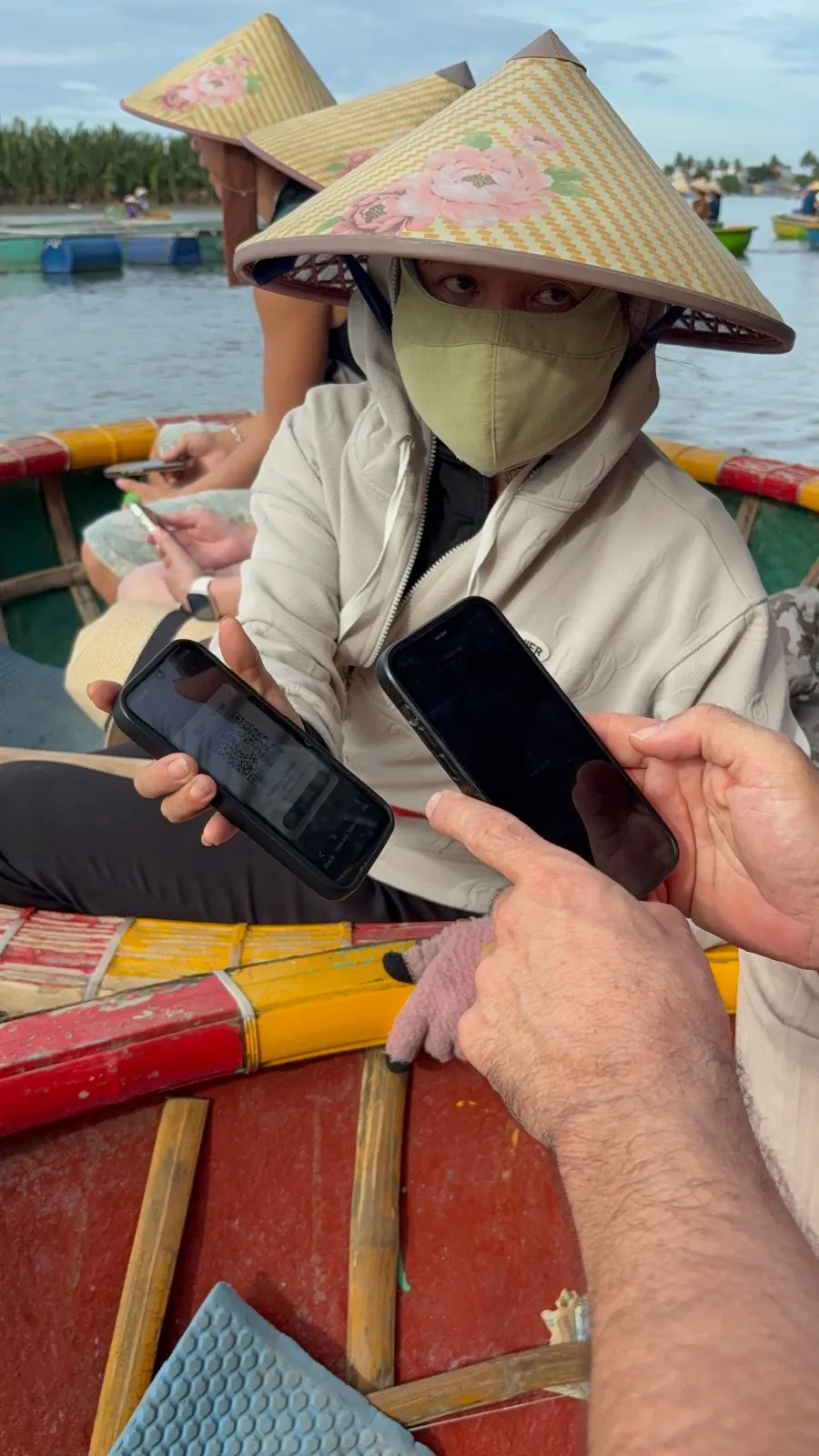 Scan d'un QR code VietQR pour payer sur l'eau — Hội An